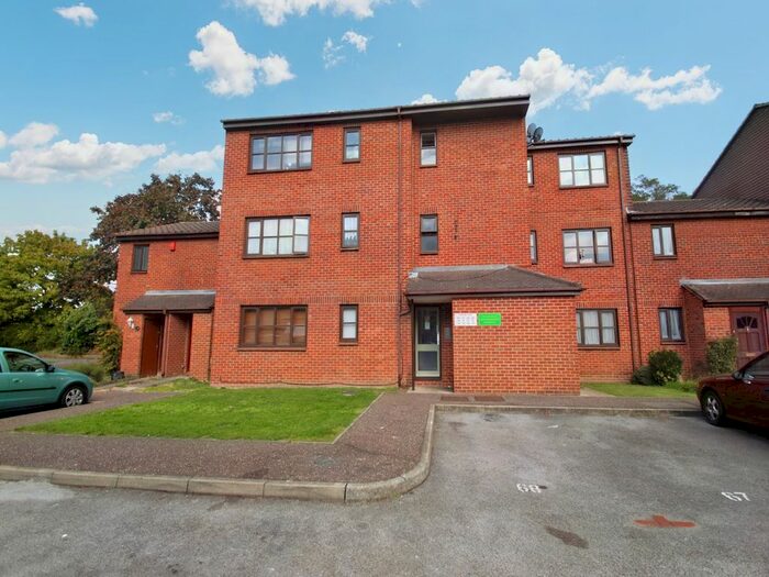 Studio To Rent In Verona Close, Uxbridge, UB8