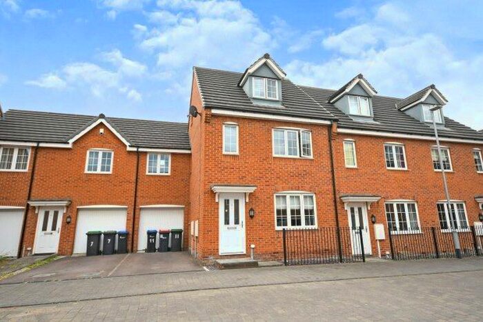 4 Bedroom Town House To Rent In Oaktree Close, Sutton-In-Ashfield, NG17