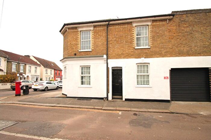 2 Bedroom Terraced House To Rent In Grove Road, Rochester, Kent, ME2