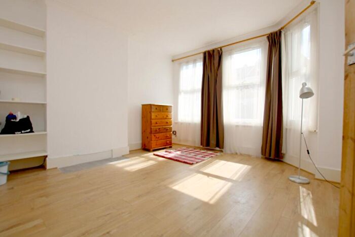 2 Bedroom Flat To Rent In Ivy Road, Cricklewood, NW2