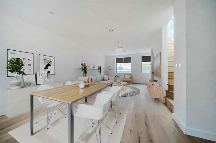 4 Bedroom End Of Terrace House To Rent In Solar Avenue, Leeds, LS9