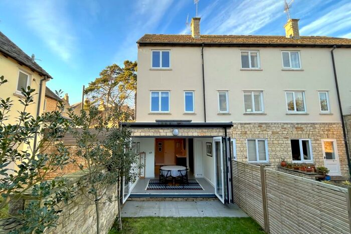 3 Bedroom Town House To Rent In Warrenne Keep, Stamford, PE9