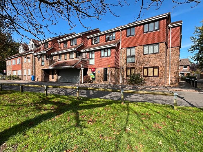 1 Bedroom Flat For Sale In Leacroft, Staines-Upon-Thames, TW18