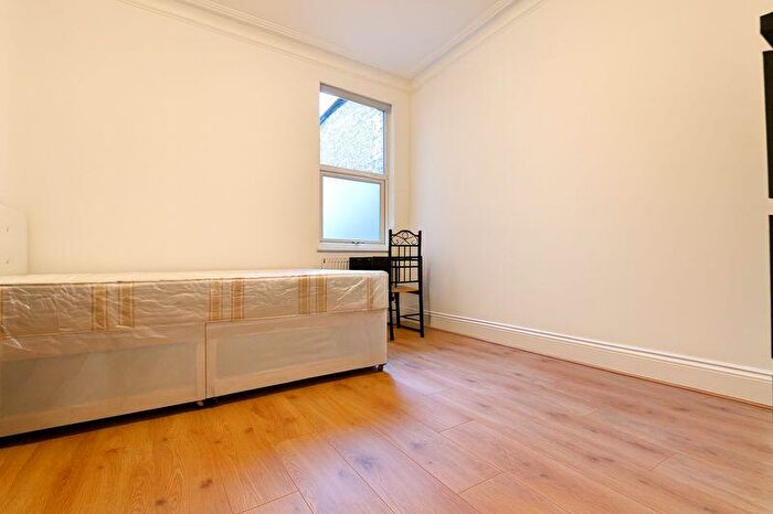 Property To Rent In Large Double Room In Wood Green, N22