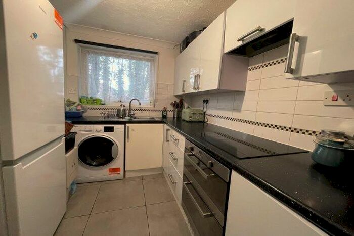 2 Bedroom Flat To Rent In The Oaks, Southampton, SO19