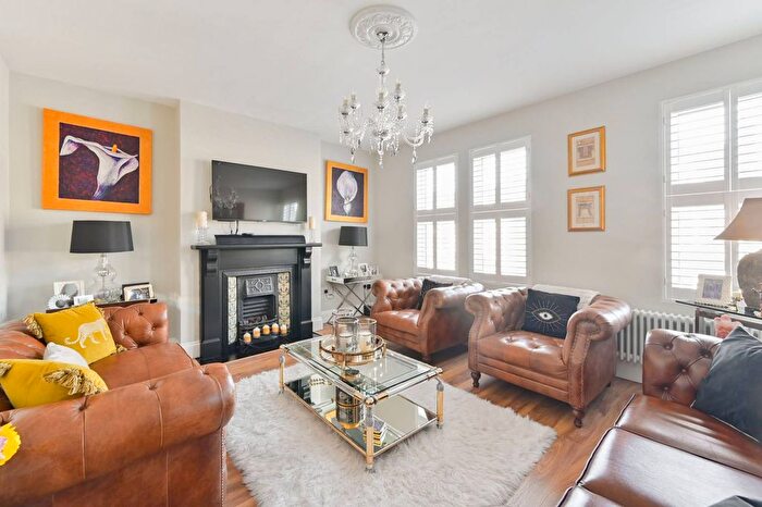 3 Bedroom Maisonette For Sale In Dempster Road, The Tonsleys, London, SW18