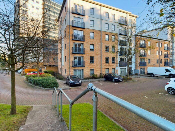 2 Bedroom Flat To Rent In Pemberley House, Priestley Road, RG24