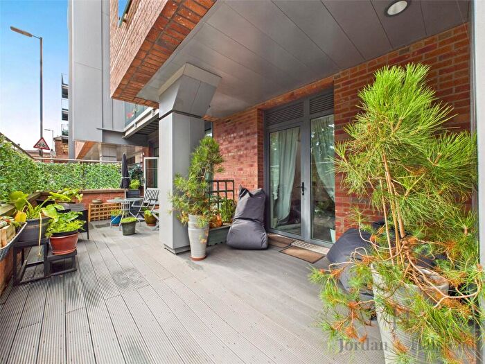 2 Bedroom Apartment For Sale In George Street, Chester, Cheshire, CH1
