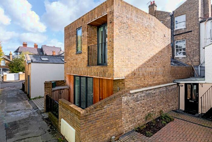 2 Bedroom Mews To Rent In Bridge Road, East Molesey, Surrey, KT8