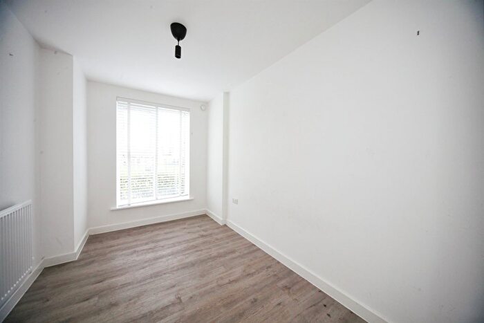 2 Bedroom Flat For Sale In Tilling Green, Dunstable, LU5