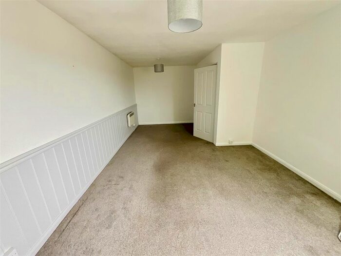 2 Bedroom Flat To Rent In Sunnyhill, Llanelli, SA15