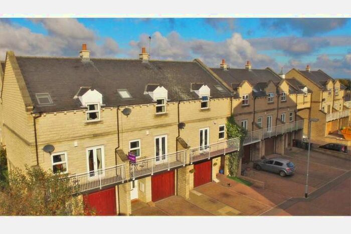 4 Bedroom House To Rent In Cavendish Mews Drighlington, Bradford, BD11