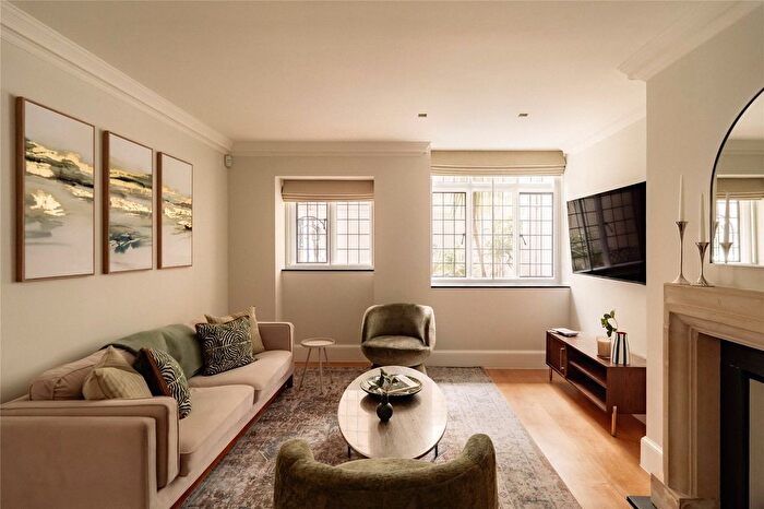 2 Bedroom Flat To Rent In Cadogan Square, Knightsbridge, SW1X
