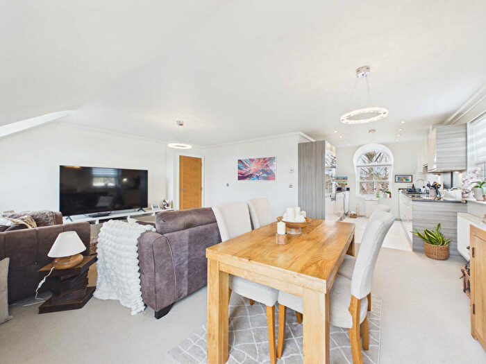 2 Bedroom Apartment For Sale In Thorpe Hall Avenue, Southend-on-sea, SS1