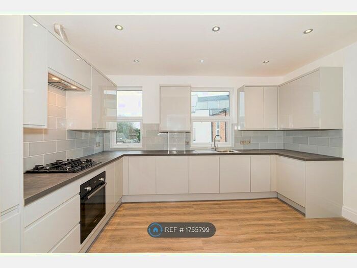 3 Bedroom Flat To Rent In The Mall, London, W5