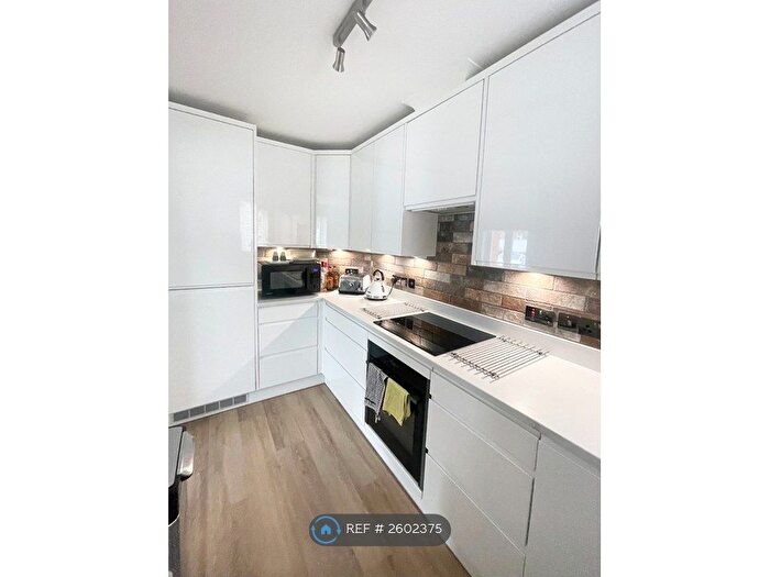 2 Bedroom Flat To Rent In Townfield Court, Dorking, RH4