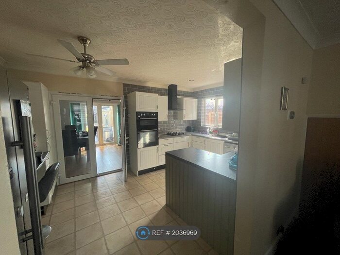 3 Bedroom Semi-Detached House To Rent In Shaftesbury Avenue, Feltham, TW14