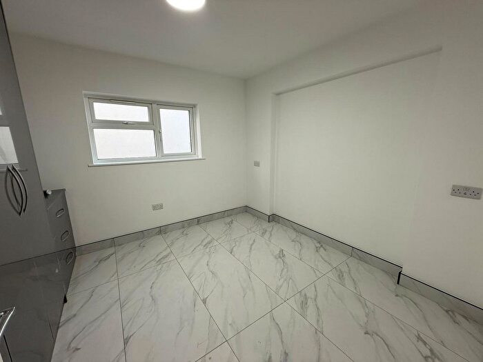 6 Bedroom Semi Detached House To Rent In Lothian Avenue, Hayes, UB4