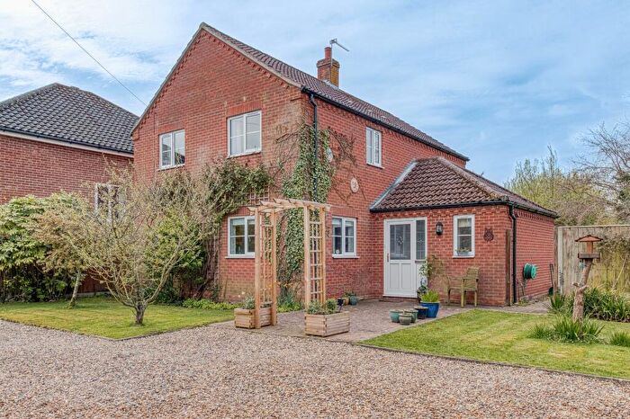 4 Bedroom Detached House For Sale In Cross Road, Swanton Abbott, NR10