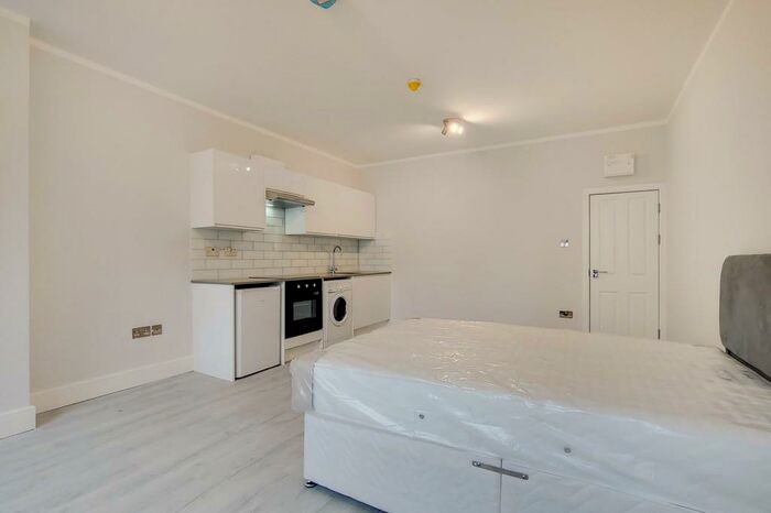 Apartment To Rent In Golders Green Road, London, NW11