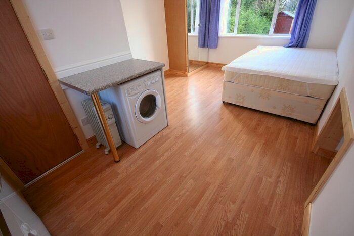 Studio To Rent In Very Near Almond Avenue Area, Ealing, W5