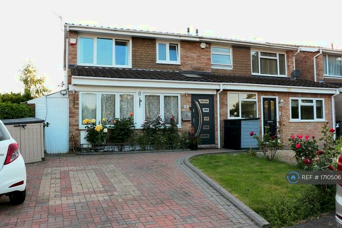 4 Bedroom Semi-Detached House To Rent In Bramley Close, Maidenhead, SL6