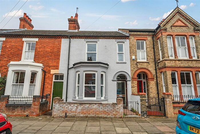 3 Bedroom Terraced House For Sale In Howbury Street, Bedford, MK40