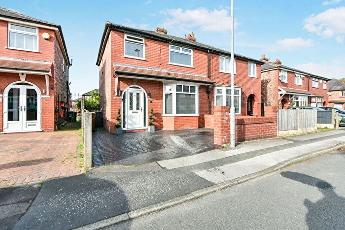3 Bedroom Semi-Detached House For Sale In Wordsworth Avenue, Droylsden, Manchester, M43