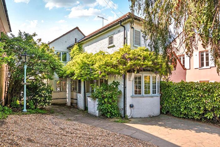 4 Bedroom Detached House For Sale In West End Lane, Esher, KT10
