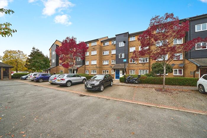 2 Bedroom Flat For Sale In Cubitt Square, Southall, UB2
