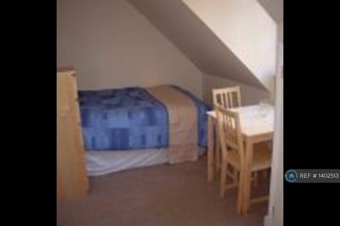 Studio To Rent In Lakeside, Finchampstead, Wokingham, RG40