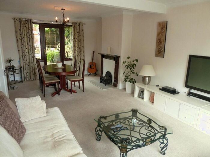 3 Bedroom Terraced House To Rent In Penistone Road, Grenoside, Sheffield, S35