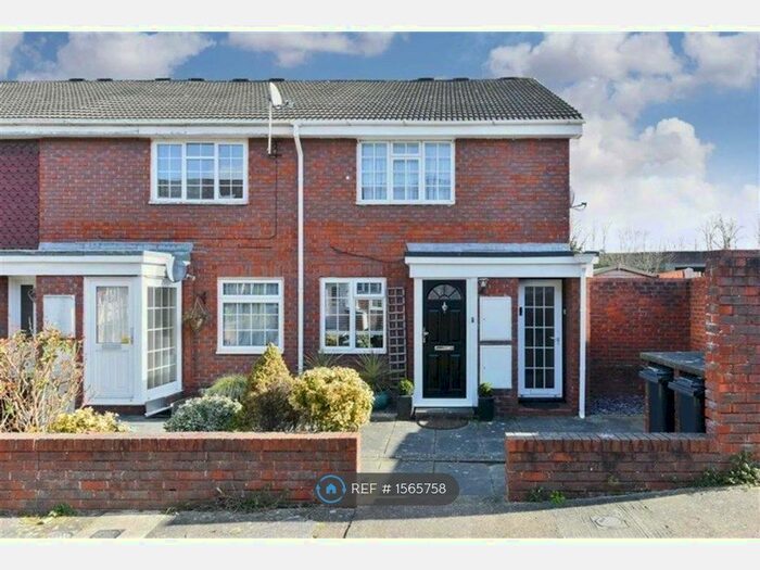 1 Bedroom Flat To Rent In Delaporte Close, Epsom, KT17