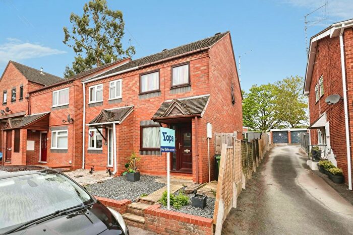 2 Bedroom End Of Terrace House For Sale In Albert Road, Worcester, WR5