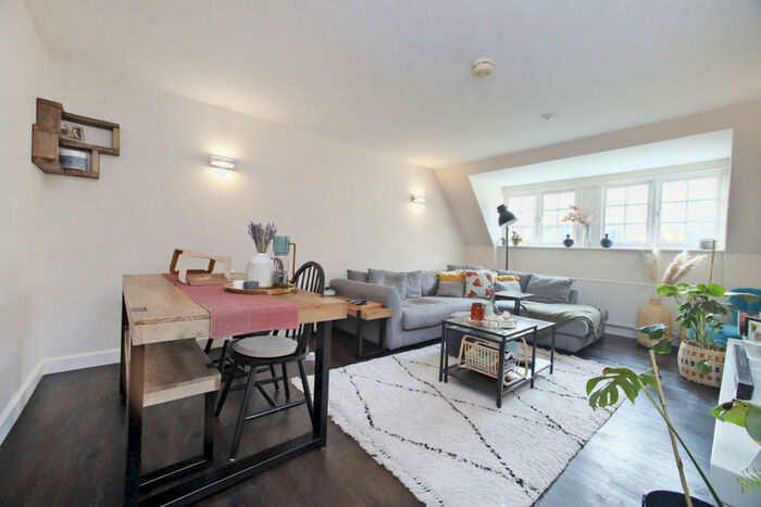 2 Bedroom Flat To Rent In Heathview Court, Hampstead Way, NW11
