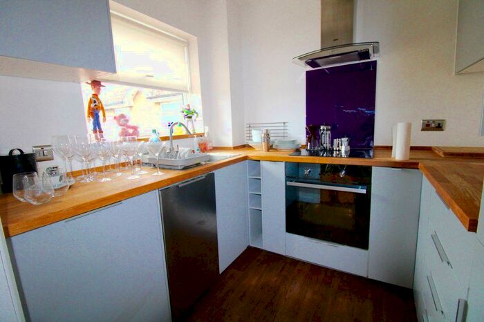 2 Bedroom Flat To Rent In Cassis Court, Loughton, Essex, IG10