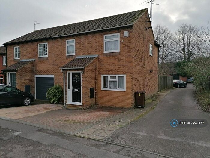 3 Bedroom Semi-Detached House To Rent In Chilcombe Way, Reading, RG6