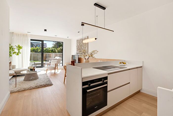 3 Bedroom Flat For Sale In Creswick Road, Acton, London, W3