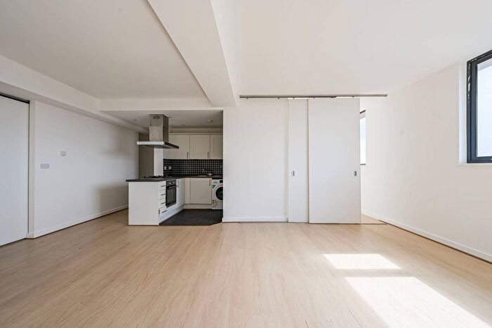 2 Bedroom Flat For Sale In Shaftesbury Road, Forest Gate, London, E7