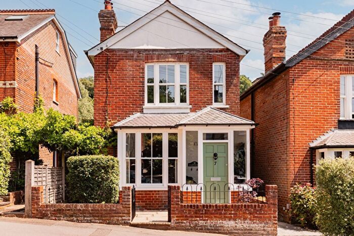 3 Bedroom Detached House For Sale In Dean Road, Godalming, GU7