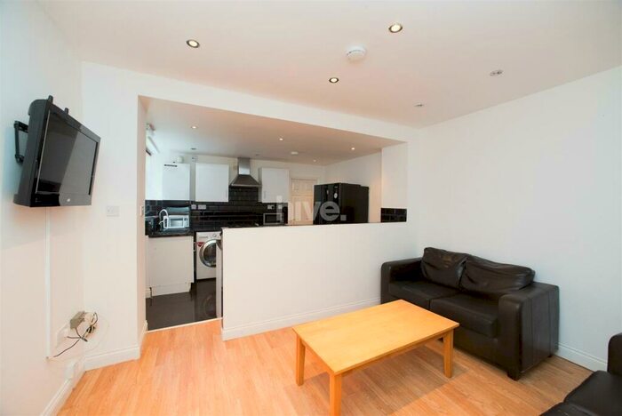 4 Bedroom Flat To Rent In Tosson Terrace, Heaton, Newcastle Upon Tyne, NE6