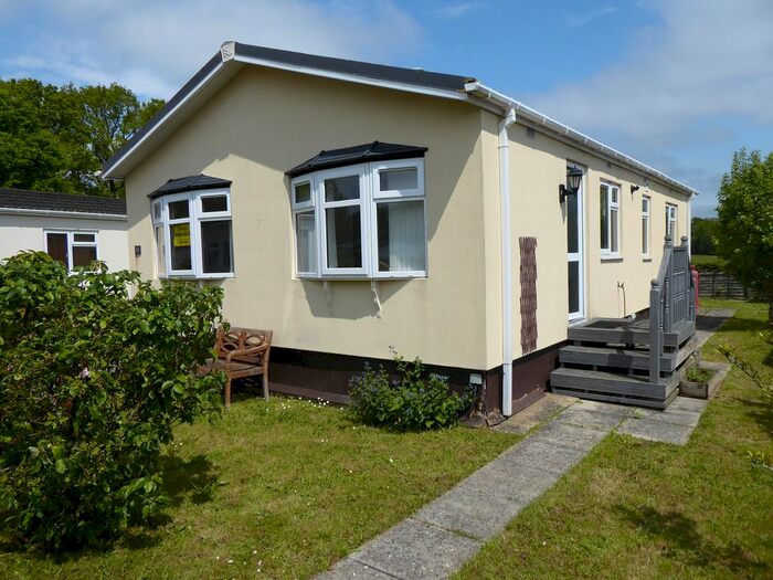 2 Bedroom Mobile/park Home For Sale In The Compasses, Alfold, Nr Cranleigh, Surrey, GU6