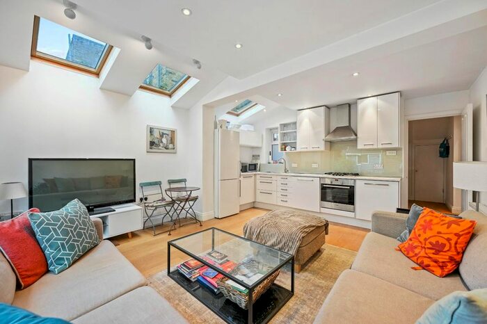 2 Bedroom Flat To Rent In Davisville Road, London, W12