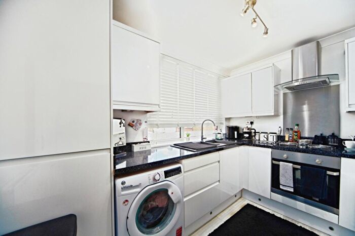 1 Bedroom Flat For Sale In Lennox Gardens, Croydon, Surrey, CR0