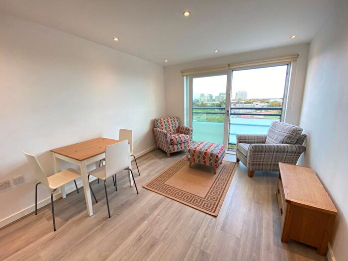 1 Bedroom Flat To Rent In The Crescent, Gunwharf Quays, PO1