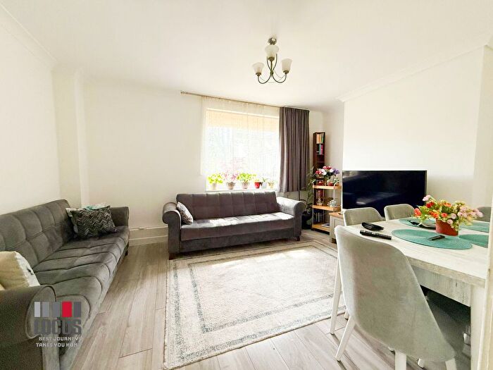 2 Bedroom Flat To Rent In Tudor Court, King Henry Walk, Hackney, N1