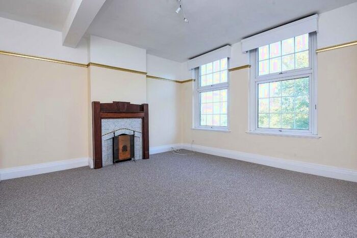 3 Bedroom Flat To Rent In Streatham Hill, London, SW2