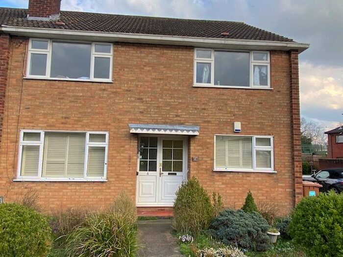 2 Bedroom Flat To Rent In Tolmers Road, Cuffley, Herts, EN6