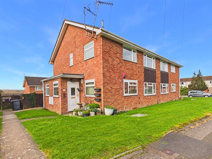 2 Bedroom Maisonette For Sale In Stirling Way, Tuffley, Gloucester, GL4