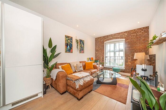 2 Bedroom Flat For Sale In Paisley Court, Clyde Square, London, E14